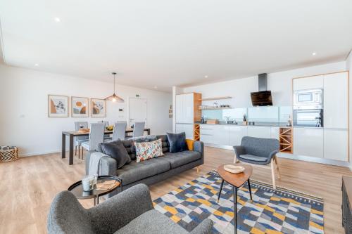 a living room with a couch and a dining room at Vila Inanda in Ponta do Sol