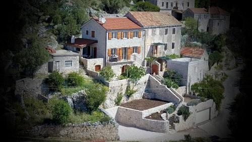 Nautilus-Bay Steinhaus im Dorf von Zavala für 2-7 Personen, 3 Schlafzimmer