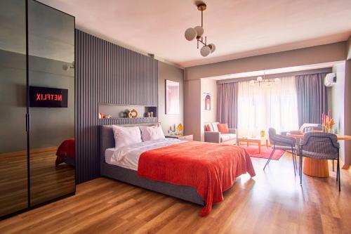 TAKS-INN Suites في إسطنبول: غرفة في الفندق مع سرير وغرفة طعام