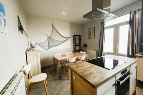 ル・トレポールにあるVilla l'écluseのテーブルと椅子のあるキッチンとダイニングルーム