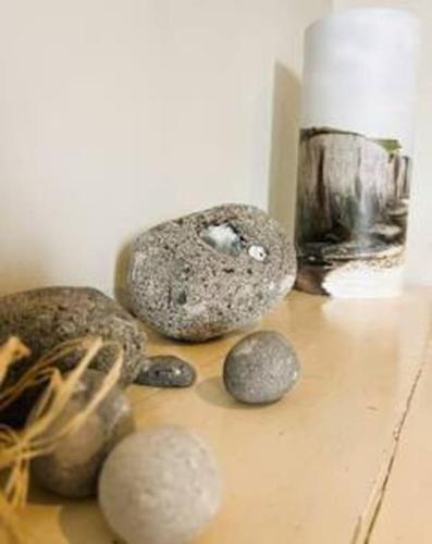 Un groupe de rochers assis sur une table dans l'établissement Villa l'écluse, au Tréport