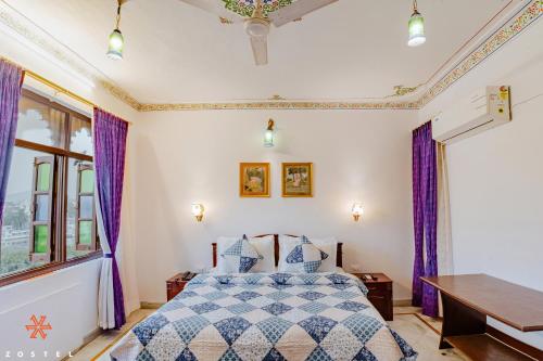 1 dormitorio con 1 cama con cortinas moradas en Zostel Udaipur en Udaipur