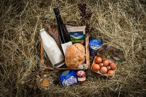 a picnic basket filled with food and wine and eggs at Jaggling Appartements in Sankt Ulrich am Pillersee