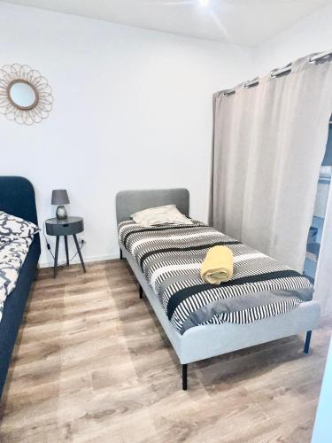 une chambre avec un lit et une fenêtre dans l'établissement STNAHOME 60110 Perle d'Amblainville, à Amblainville
