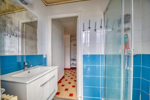 a bathroom with a sink and a glass shower at Jolie chambre avec vue dans appartement en colocation in Grenoble