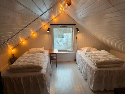 2 camas en una habitación con ático en 19th-century cottage on the Swedish West Coast, en Fjällbacka