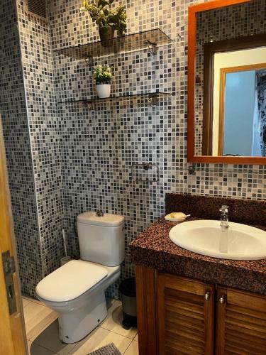 een badkamer met een toilet en een wastafel bij studio meublé in Casablanca