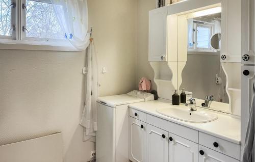 Baño blanco con lavabo y espejo en Beautiful Home In Lindesnes With House Sea View, en Spangereid