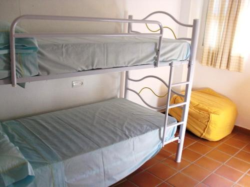 ein paar Etagenbetten in einem Zimmer in der Unterkunft Alojamiento dúplex en Islantilla in Islantilla