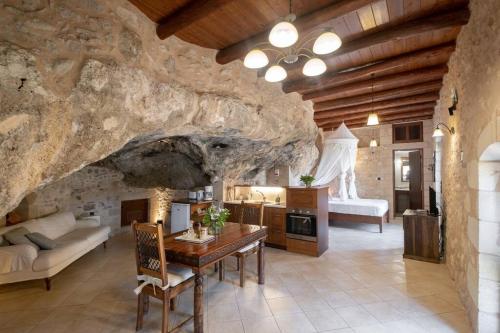 Кът за сядане в Luxurious stone cave with pool and sea view