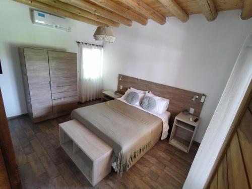 sypialnia z dużym łóżkiem i oknem w obiekcie CAYE Guest House w mieście Tunuyán