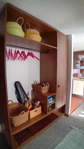 una habitación con un estante con cestas. en SunShine, en Pany