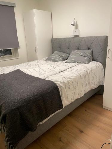 a bedroom with a large bed with a gray headboard at Åreskutans lägenhet i Huså - med laddning för bil 22 kw in Huså