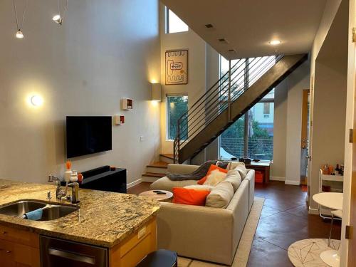 TV/trung tâm giải trí tại Beautiful Pearl Street Condo--30 day minimum stay