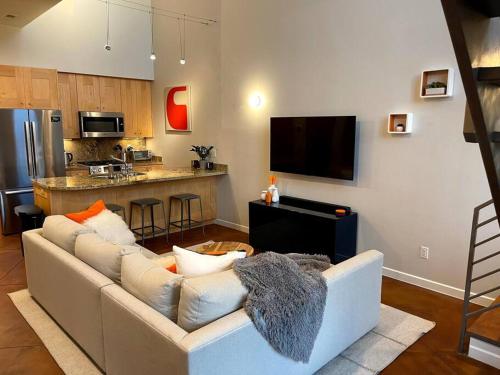 Nhà bếp/bếp nhỏ tại Beautiful Pearl Street Condo--30 day minimum stay