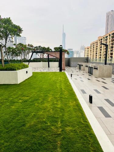 吉隆坡的住宿－SENTRAL SUITES，建筑屋顶上的绿色草坪