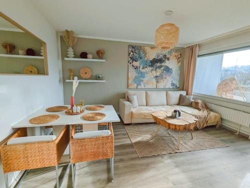 een woonkamer met een tafel en een bank bij Wohnung mit Balkon und Aufzug in Hagen