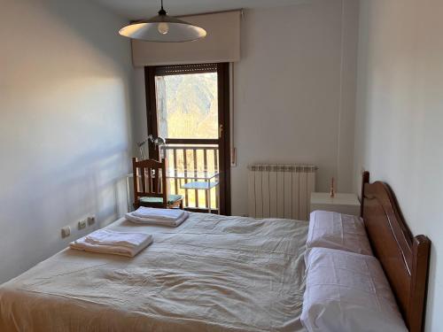 A bed or beds in a room at Julia Petulia en Cerler