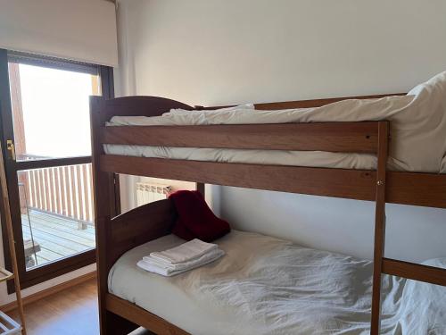 a couple of bunk beds in a room at Julia Petulia en Cerler in Cerler