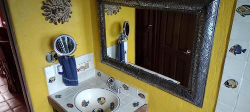 baño con espejo y lavabo en Villas del Amor Amor, en Puerto Vallarta