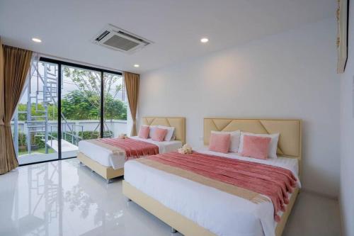 Кровать или кровати в номере Royal Hill Pool Villa