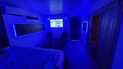 Zimmer mit blauem Licht im Bad in der Unterkunft Spa limmersion in Saint-Vincent-de-Paul