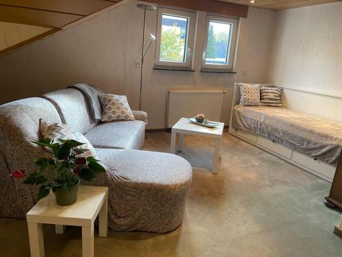 ein Wohnzimmer mit einem Sofa und einem Tisch in der Unterkunft 2 Schlaf- & 2 Badezimmer - direkte Busverbindung bis Köln Hbf, Messe in Leverkusen