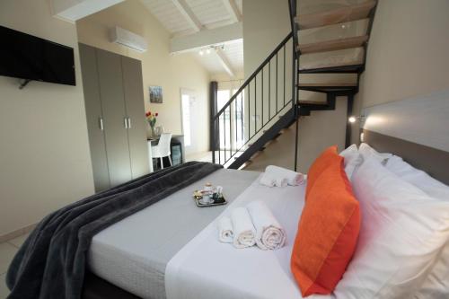a bedroom with a bed with towels and a staircase at La Perla Amantea - Rooms & Apartaments in Amantea