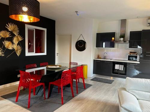 a living room with a table and chairs and a kitchen at Destination Confidentielle in Clermont-Ferrand