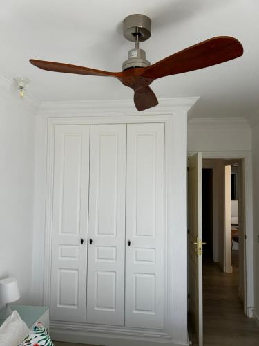 a ceiling fan in a room with a closet at El Poris in Poris de Abona
