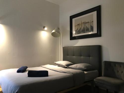 une chambre avec un lit et une chaise dans l'établissement Résidence Amiens hyper Centre, à Amiens