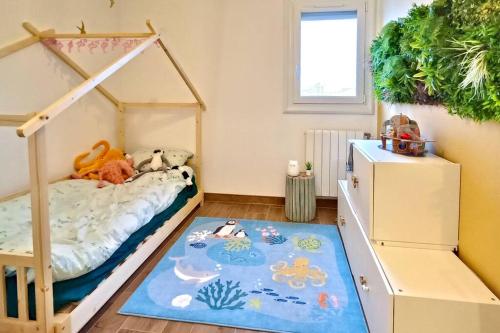 - une chambre pour enfants avec des lits superposés et un tapis dans l'établissement Appartement Des Flamants Roses, à Palavas-les-Flots