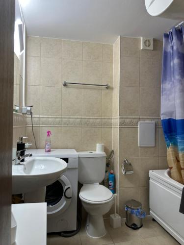 une salle de bains avec toilettes et lavabo dans l'établissement Complex Compass, à Sveti Vlas