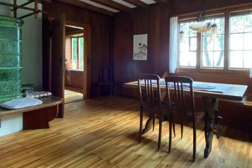 comedor con mesa de madera y sillas en Kleines Waldglück, en Lenzkirch