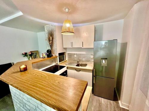 a kitchen with a counter top and a refrigerator at Appartement à Paris in Ivry-sur-Seine