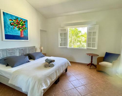 Un dormitorio con una cama grande y una ventana en Maison La Samana, en Baie-Mahault