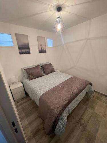 une chambre avec un grand lit avec un plafond dans l'établissement Proche mer et centre Appart 2 pièces Wifi&Clim, à Sainte-Maxime