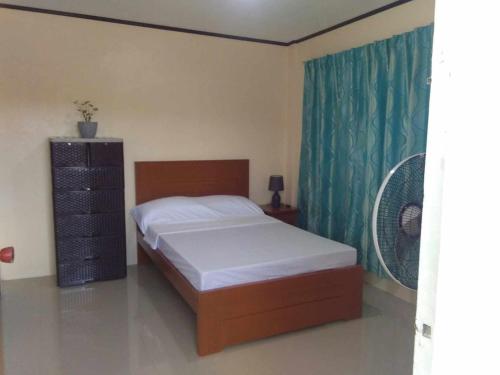 - une chambre avec un lit et une commode dans l'établissement Casa Esmeralda, à Lupao