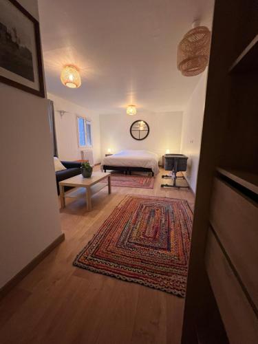 une chambre avec un lit et un salon dans l'établissement Spacious Private House 160sqm Prime Location with Yard and Parking for 2 Cars, à Saint-Ouen