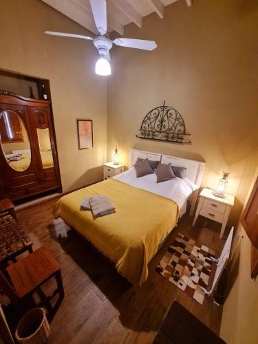 a bedroom with a bed and a ceiling fan at Estancia La Dulce - Casa principal Casco in Roque Pérez