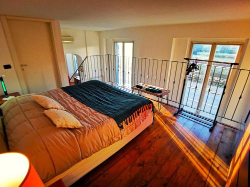 米蘭的住宿－In Da House，一间卧室设有一张床和一个阳台