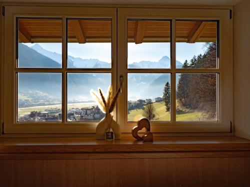 ヒパッハにあるLandhaus Mariaの山の景色を望む窓