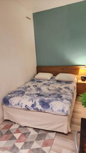 En eller flere senge i et værelse på Home Cosy ARENA Porte de la Chapelle