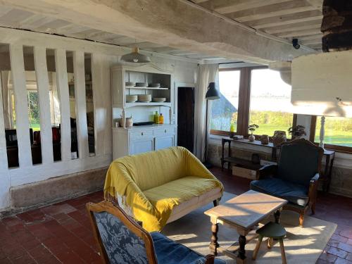 un salon avec un canapé, des chaises et une table dans l'établissement La Vaquerie, à Vatteville