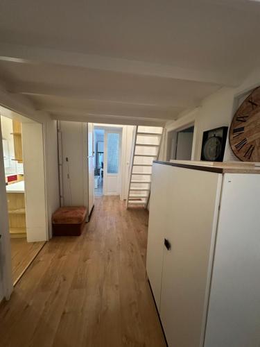 cocina con nevera blanca y suelo de madera en Ottakringer Paradise, en Viena
