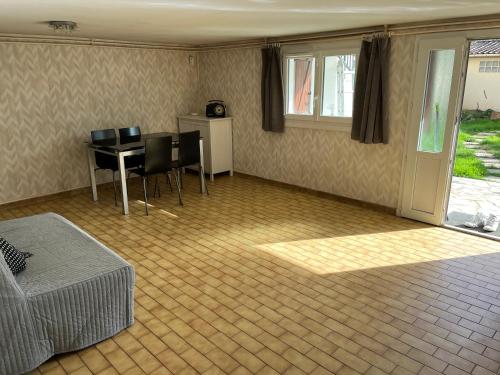 Photo de la galerie de l'établissement F2 indépendant dans maison proche RER C/Tram T9, à Villeneuve-le-Roi