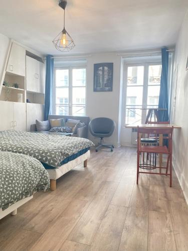 a bedroom with two beds and a desk and a couch at Super appartement 3T proche Tour Eiffel in Paris