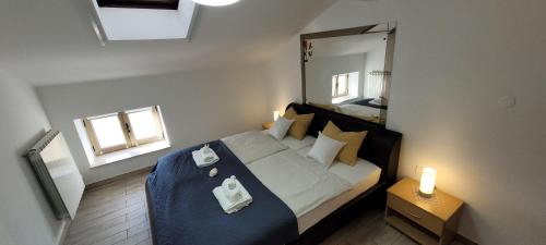 een kleine slaapkamer met een bed en een spiegel bij Apartmaji Sonček Izola in Izola