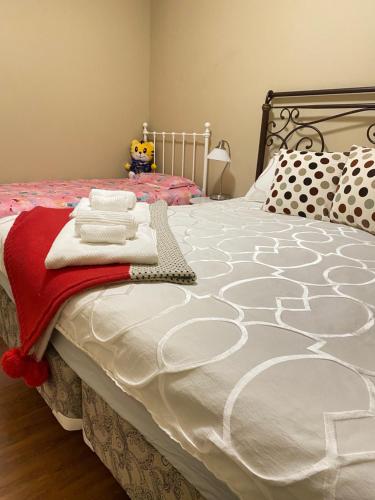 1 dormitorio con 1 cama con edredón blanco en Hudson House en Vancouver