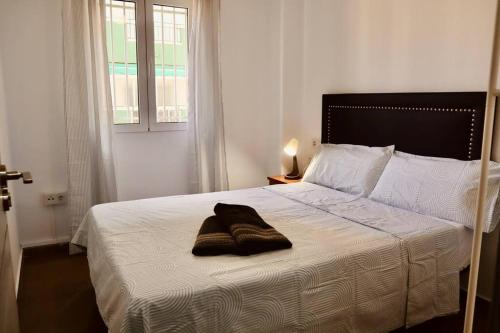 - une chambre avec un lit et 2 oreillers dans l'établissement Apartamento en Málaga, Vialia, à Malaga